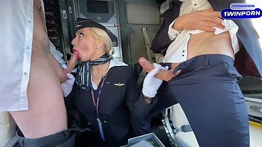 Алекса Бунни трахается в кабинете самолёта